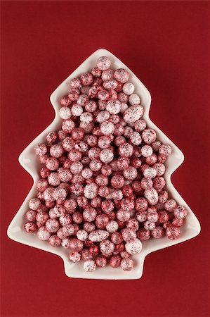 polystyrène - White bowl in the shape of Christmas tree full of little polystyrene Christmas pellets on red background. Foto de stock - Super Valor sin royalties y Suscripción, Código: 400-04232386