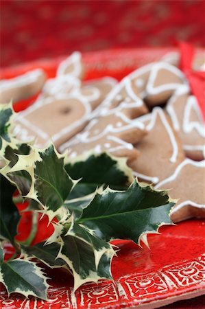 simsearch:400-05736949,k - Gingerbread cookies and holly twig on Christmas background. Shallow dof Foto de stock - Super Valor sin royalties y Suscripción, Código: 400-04232391