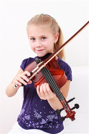 recital - Cute little girl playing violin Fotografie stock - Microstock e Abbonamento, Codice: 400-04232565