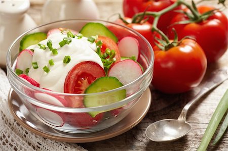simsearch:400-07825089,k - fresh tomato, cucumber and radish salad with sour cream and  spring onion Stockbilder - Microstock & Abonnement, Bildnummer: 400-04233601