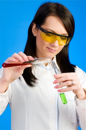 simsearch:400-05670345,k - Woman scientist working in the lab Photographie de stock - Aubaine LD & Abonnement, Code: 400-04241890