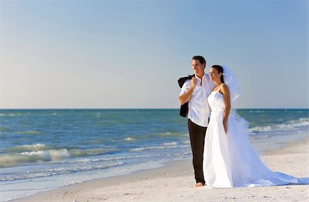 A married couple, bride and groom, together in sunshine on a beautiful tropical beach Foto de stock - Super Valor sin royalties y Suscripción, Código: 400-04242405