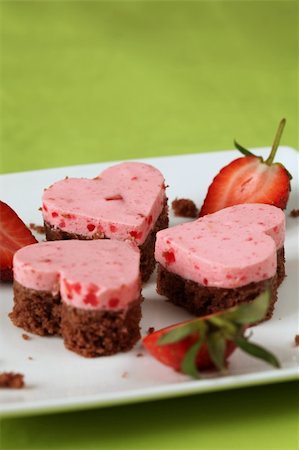 simsearch:400-04380218,k - Little heart shaped cakes with strawberry mousse and fresh strawberries Stock Photo - Budget Royalty-Free & Subscription, Code: 400-04242549