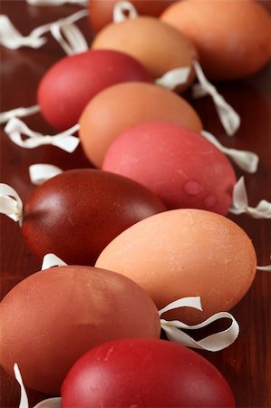 simsearch:400-04291976,k - Red and brown Easter egg shells with ribbon Photographie de stock - Aubaine LD & Abonnement, Code: 400-04242541