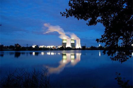 a smoking industrial power plant at night Photographie de stock - Aubaine LD & Abonnement, Code: 400-04242880