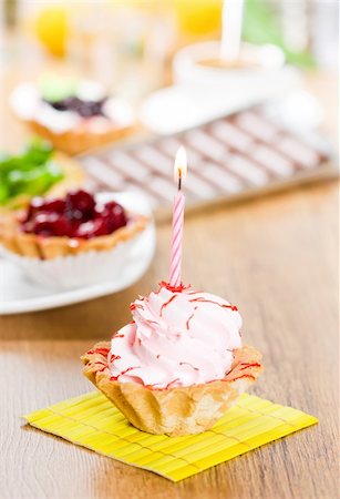 simsearch:400-07462728,k - Pink birthday cupcake Stockbilder - Microstock & Abonnement, Bildnummer: 400-04243234