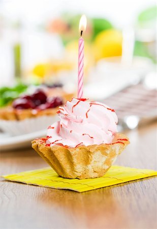 simsearch:400-07462728,k - Pink birthday cupcake Stockbilder - Microstock & Abonnement, Bildnummer: 400-04243233