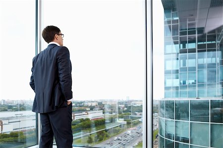 rodovia 40 - Businessman looking out of his office on the opposite building Foto de stock - Royalty-Free Super Valor e Assinatura, Número: 400-04243352