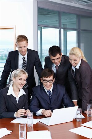 simsearch:400-05669026,k - Business people looking at laptop in office Stock Photo - Budget Royalty-Free & Subscription, Code: 400-04243366