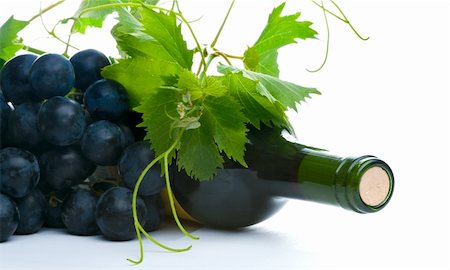 bottle of red wine with grapeleaf and grape Photographie de stock - Aubaine LD & Abonnement, Code: 400-04255268