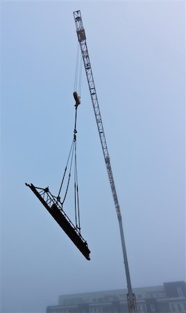 simsearch:400-05074551,k - Photograph of a construction crane taken during a foggy morning Foto de stock - Royalty-Free Super Valor e Assinatura, Número: 400-04255884