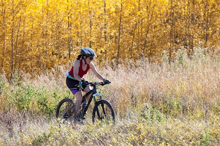 simsearch:400-04336561,k - Woman mountain biking in autumn Fotografie stock - Microstock e Abbonamento, Codice: 400-04255901