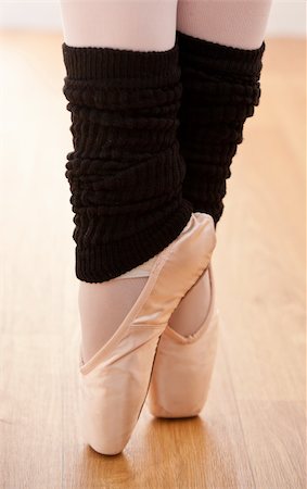 simsearch:400-09029135,k - Close-up of the feet of a caucasian ballerina exercising in a room Stockbilder - Microstock & Abonnement, Bildnummer: 400-04256042