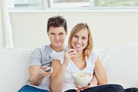 simsearch:400-07726699,k - Smiling young couple looking at the TV Foto de stock - Super Valor sin royalties y Suscripción, Código: 400-04256079