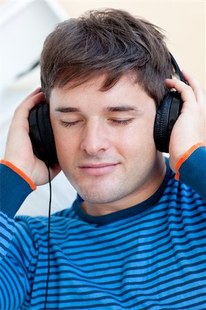 simsearch:400-04207132,k - portrait of a caucasian man listening music closing his eyes sitting in his living-room Foto de stock - Super Valor sin royalties y Suscripción, Código: 400-04256480