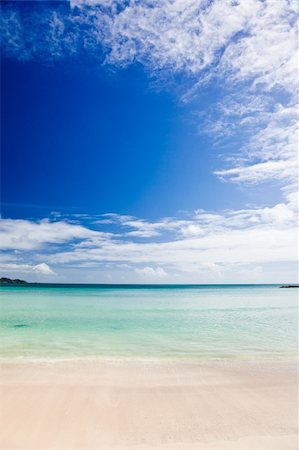 simsearch:851-02961285,k - Tropical seascape: horizon over an turquoise sea, blue sky and white clouds, vertical frame Photographie de stock - Aubaine LD & Abonnement, Code: 400-04256853