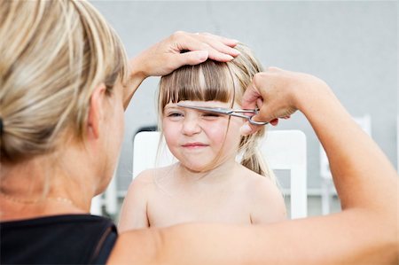 female hair stylist with apron - Woman cutting young girls hair Foto de stock - Super Valor sin royalties y Suscripción, Código: 400-04257282