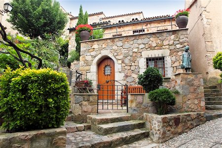 Mediterranean-style decorated patio Foto de stock - Super Valor sin royalties y Suscripción, Código: 400-04257799