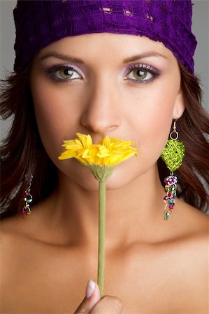 simsearch:400-04226274,k - Beautiful woman smelling yellow flower Foto de stock - Super Valor sin royalties y Suscripción, Código: 400-04257879