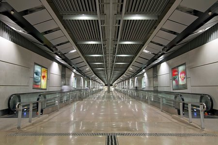 Escalators in Underground Tunnel of Train Station 2 Photographie de stock - Aubaine LD & Abonnement, Code: 400-04258019