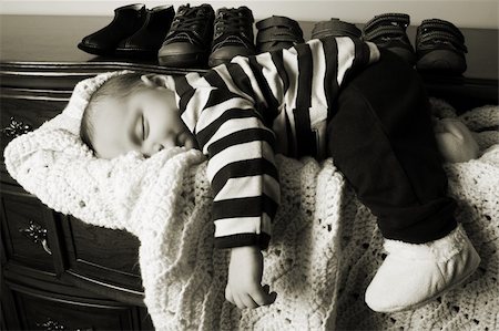 simsearch:400-04939110,k - Month old baby boy sleeping in a drawer Photographie de stock - Aubaine LD & Abonnement, Code: 400-04258160