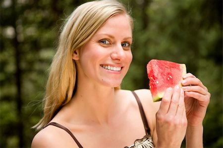 red water melon - A portrait of a blonde woman eating a watermelon Photographie de stock - Aubaine LD & Abonnement, Code: 400-04258493