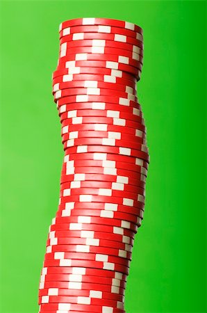 simsearch:400-04736708,k - Stack of red casino chips against green background Stockbilder - Microstock & Abonnement, Bildnummer: 400-04258690