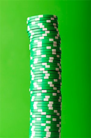 simsearch:625-01749129,k - Stack of casino chips against green background Stockbilder - Microstock & Abonnement, Bildnummer: 400-04258701