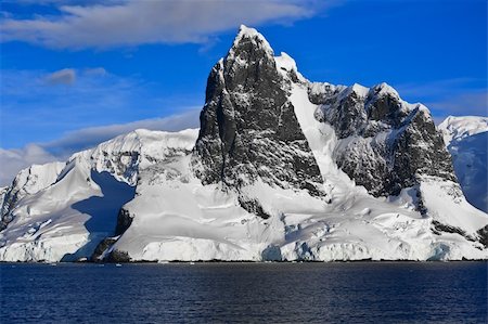 simsearch:400-04900502,k - Beautiful snow-capped mountains against the blue sky Stockbilder - Microstock & Abonnement, Bildnummer: 400-04264051