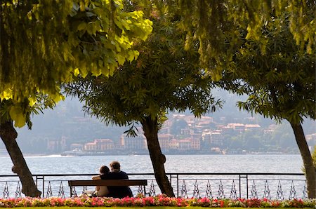 Young couple looking out over Lake Como from Ballagio, Italy Photographie de stock - Aubaine LD & Abonnement, Code: 400-04265028