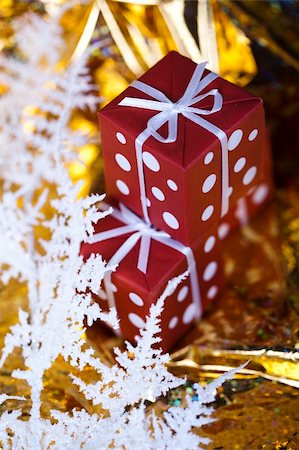 round ornament hanging of a tree - Christmas Stock Photo - Budget Royalty-Free & Subscription, Code: 400-04265267