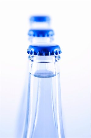 simsearch:400-04713076,k - Fresh water drink on blue background Foto de stock - Super Valor sin royalties y Suscripción, Código: 400-04265454