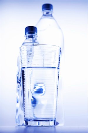 simsearch:400-04713076,k - Fresh water drink on blue background Foto de stock - Super Valor sin royalties y Suscripción, Código: 400-04265468