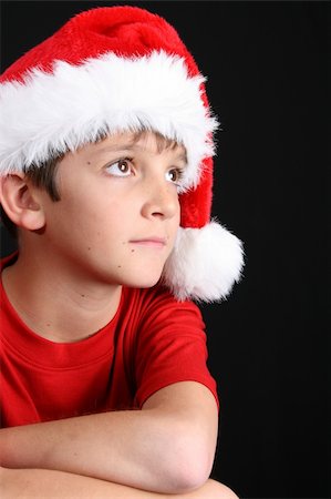 simsearch:400-04234249,k - Young boy wearing a red shirt and christmas hat Stockbilder - Microstock & Abonnement, Bildnummer: 400-04266225