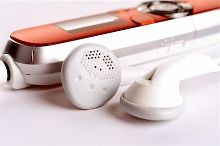 simsearch:400-04087054,k - mp3 player with headphoneson on a white background Photographie de stock - Aubaine LD & Abonnement, Code: 400-04267017