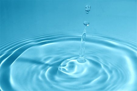 simsearch:659-03524635,k - fresh water drop splashing in blue cool water Stockbilder - Microstock & Abonnement, Bildnummer: 400-04267133