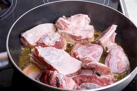 simsearch:659-08147602,k - Beef sliced meat cooking in frying pan Photographie de stock - Aubaine LD & Abonnement, Code: 400-04267498