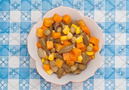 simsearch:400-04267736,k - Vibrant Bowl of Mixed Vegetables on a Blue Kitchen Mat. Fotografie stock - Microstock e Abbonamento, Codice: 400-04267741