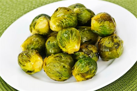 simsearch:400-06429494,k - Plate of roasted green brussels sprouts on placemat Stock Photo - Budget Royalty-Free & Subscription, Code: 400-04268251