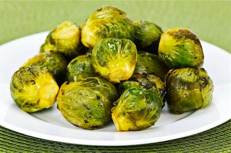 simsearch:400-06429494,k - Plate of roasted green brussels sprouts on placemat Stock Photo - Budget Royalty-Free & Subscription, Code: 400-04268252