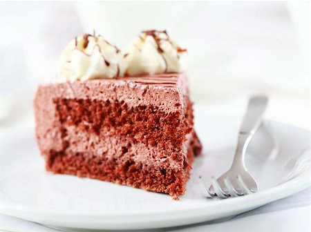 simsearch:400-04322996,k - Delicious chocolate cake garnished with cream Foto de stock - Royalty-Free Super Valor e Assinatura, Número: 400-04268900