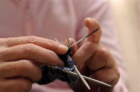 Female Hand knitting with blue wool Photographie de stock - Aubaine LD & Abonnement, Code: 400-04269426