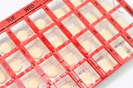 simsearch:700-07110852,k - Closeup of Pills in Pill Box Photographie de stock - Aubaine LD & Abonnement, Code: 400-04269462