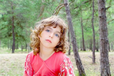 simsearch:400-05248187,k - pensive girl in forest nature trees thinking gesture preschooler Photographie de stock - Aubaine LD & Abonnement, Code: 400-04269655