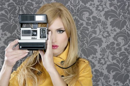 fashion photographer retro camera reporter woman vintage wallpaper yellow coat Fotografie stock - Microstock e Abbonamento, Codice: 400-04269670