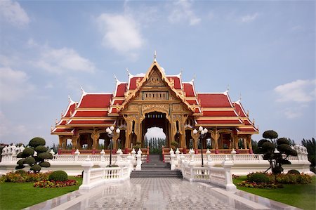 Thai pavilion in the sky is clear the clouds pretty clear the air. Foto de stock - Super Valor sin royalties y Suscripción, Código: 400-04260136