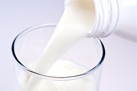 simsearch:400-04823336,k - glass of milk with a bottle Fotografie stock - Microstock e Abbonamento, Codice: 400-04260274