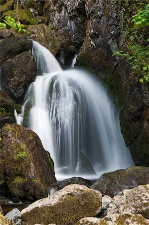 simsearch:400-04452321,k - Beautiful cascading waterfall over natural rocks Foto de stock - Royalty-Free Super Valor e Assinatura, Número: 400-04260696