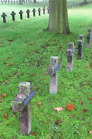 simsearch:400-04651962,k - crosses at cemetery in autumn mist stone tombstones Foto de stock - Super Valor sin royalties y Suscripción, Código: 400-04260894