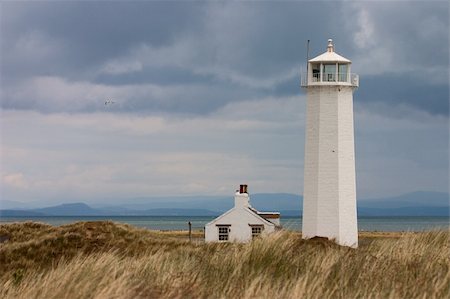 simsearch:400-06761996,k - White Lighthouse in Nature Reserve on Walney Island Foto de stock - Super Valor sin royalties y Suscripción, Código: 400-04261022